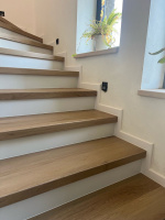  Vinylové schody s bilou podstupnicí BUKOMA Dub Natur